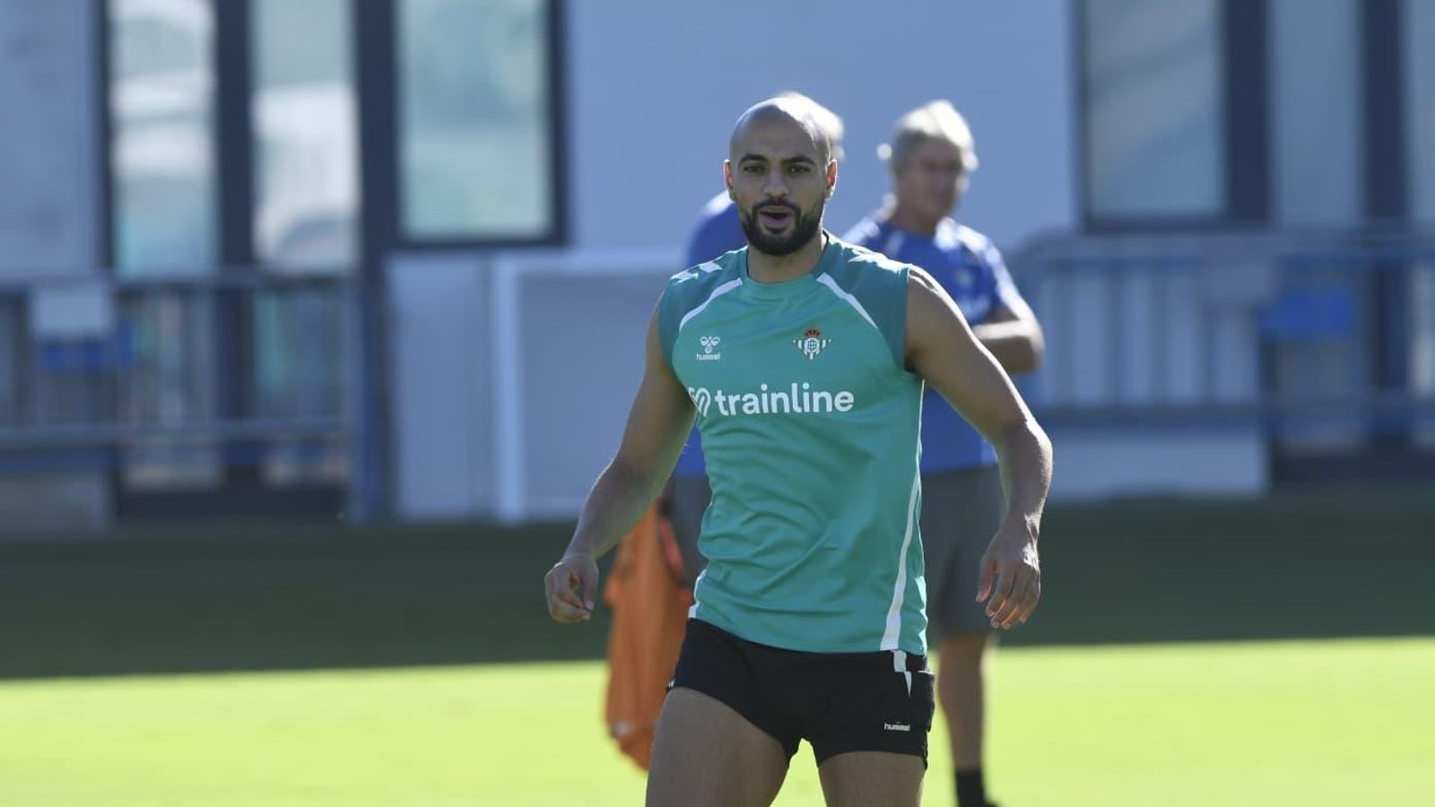 Amrabat, en un entrenamiento reciente con los verdiblancos en la ciudad deportiva.