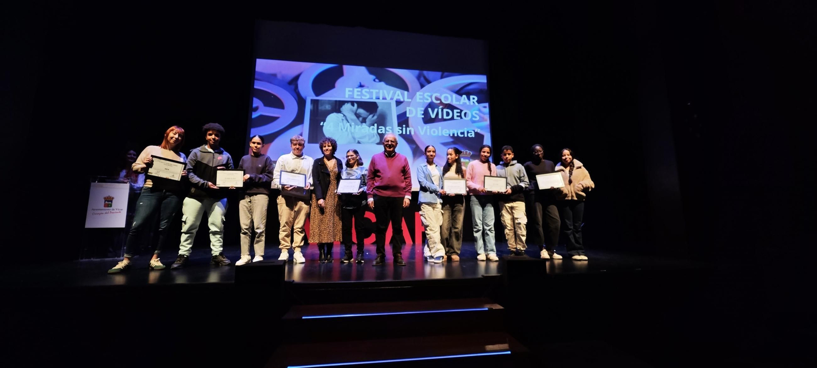 El alcalde entregó un diploma conmemorativo a representantes de los diversos centros.