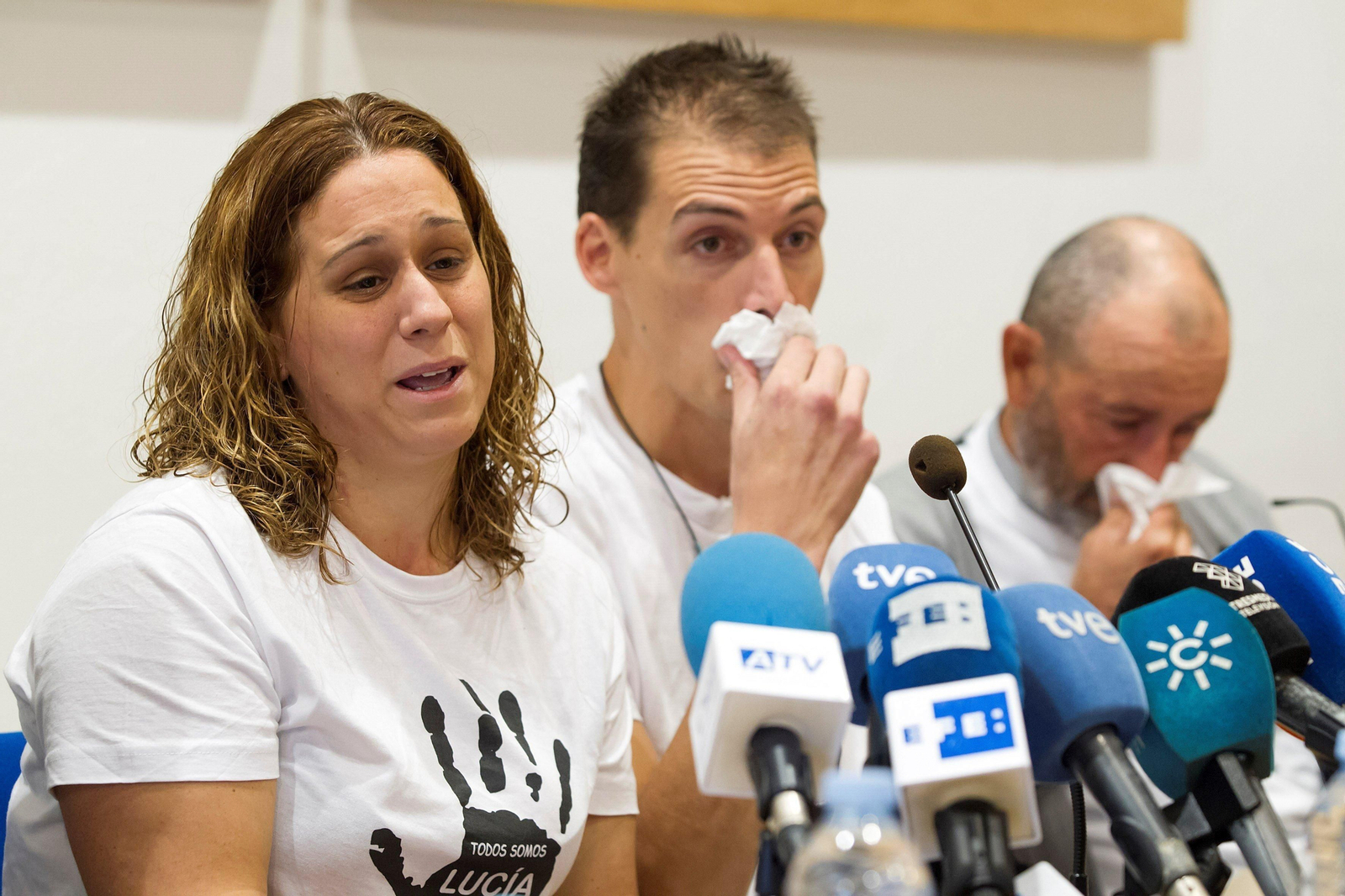 Almudena Hidalgo y Antonio Vivar, junto a uno de los abuelos de la niña, en rueda de prensa.