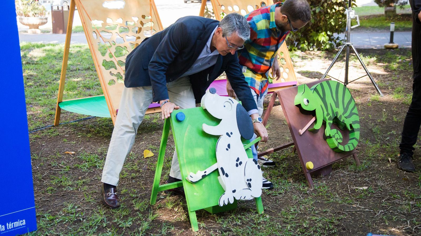 Francisco Salado probando uno de los juegos en la presentación del ciclo