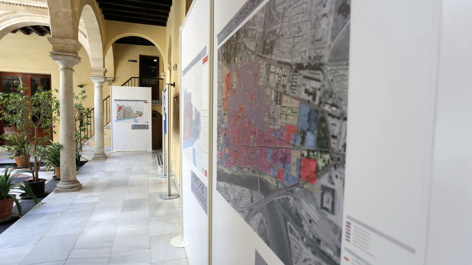 La exposición sobre el Peprichye ha sido instalada en el patio principal del área de Urbanismo.