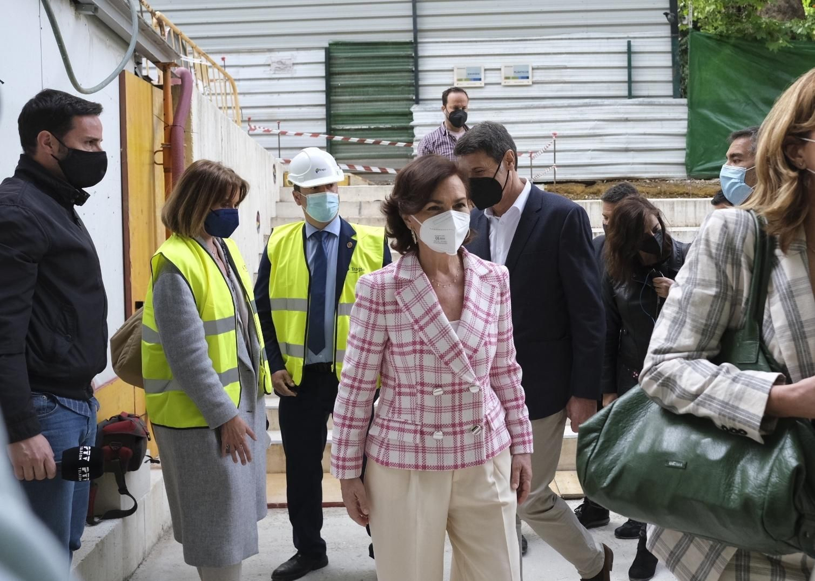 La visita de Carmen Calvo a las obras de la Biblioteca del Estado Grupo Cántico de Córdoba, en imágenes