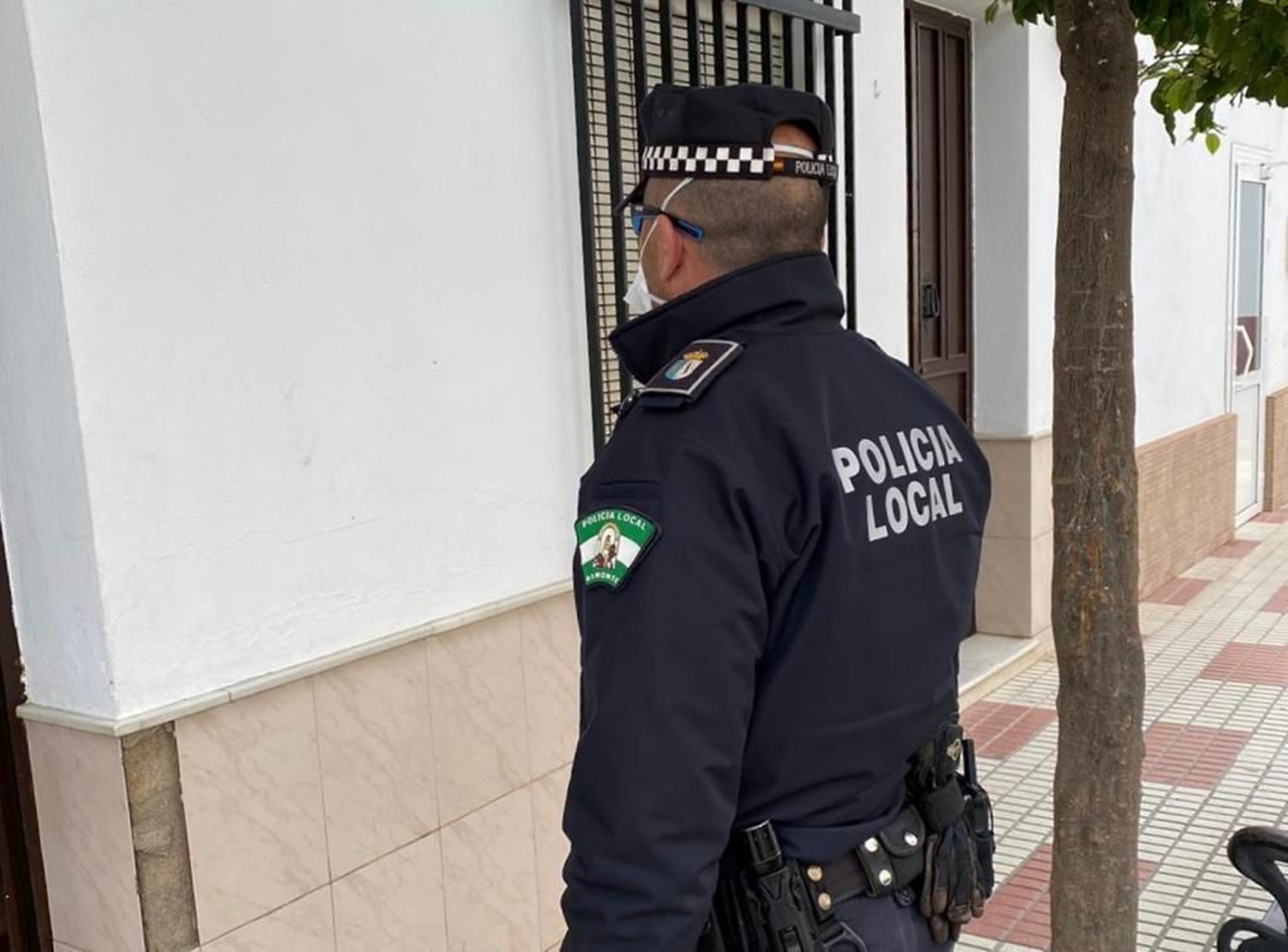 Un agente de la policía de Almonte de Almonte durante su servicio.
