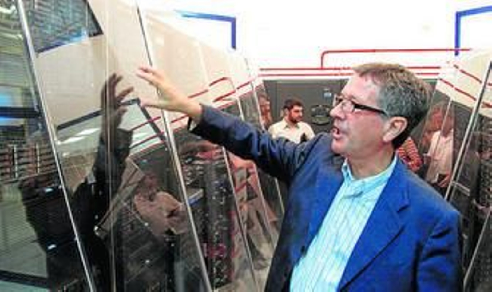 Emilio López Zapata, ayer, muestra el supercomputador.