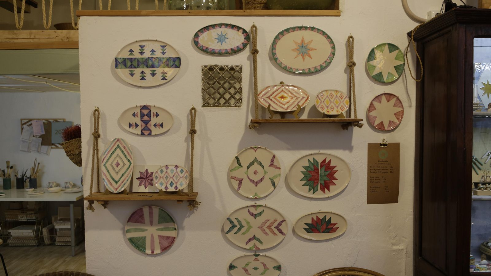 Una muestra de la vajilla hecha a mano de Mos Cerámica.