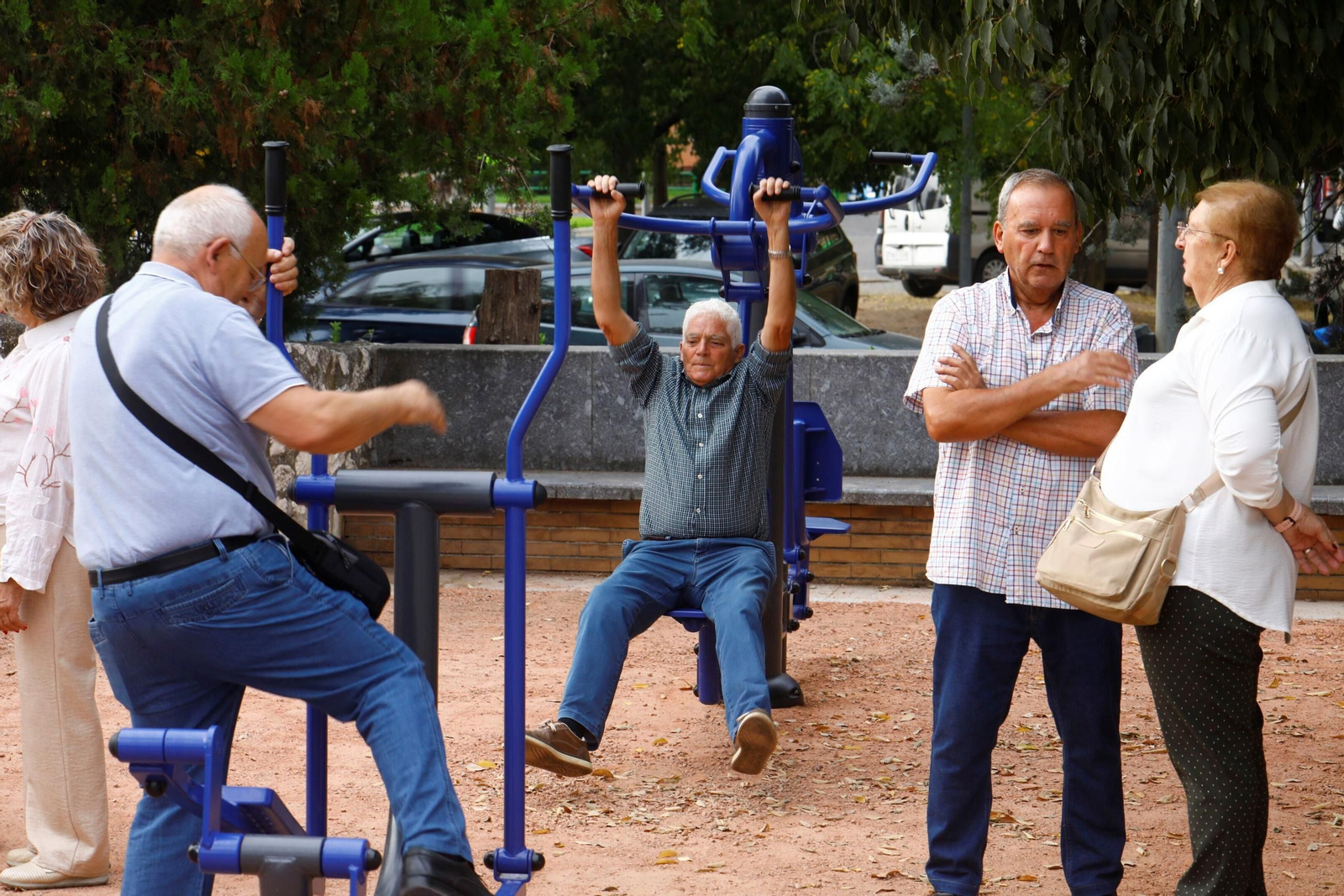 Usuarios del nuevo parque biosaludable de Levante.