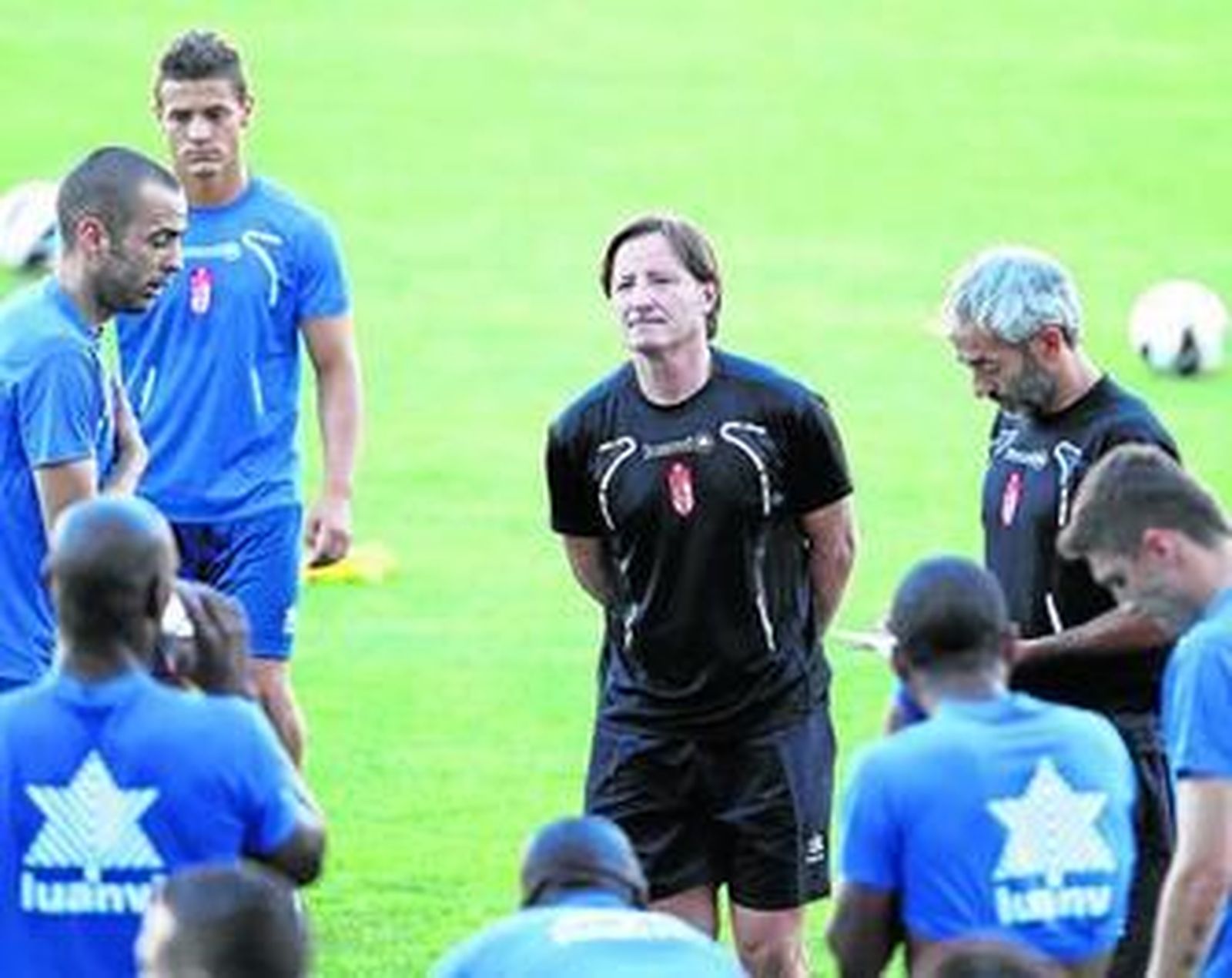 Anquela rodeado de algunos jugadores durante una sesión de entrenamiento.