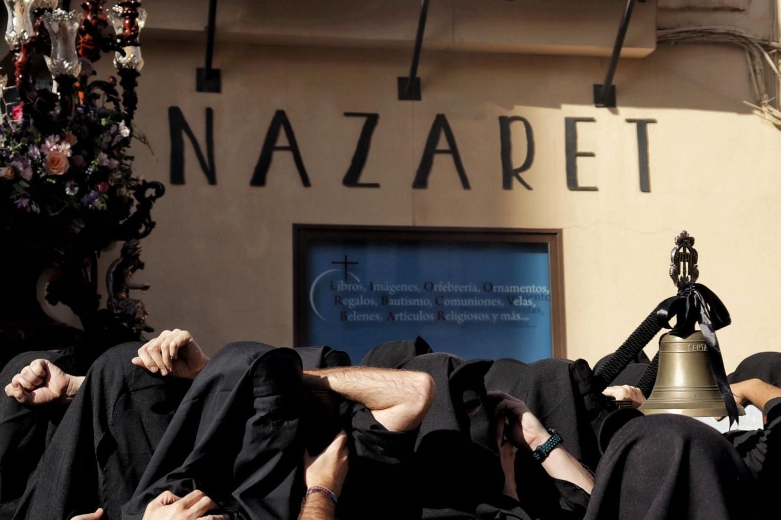 Santa Cruz en el Jueves Santo de Málaga, en imágenes