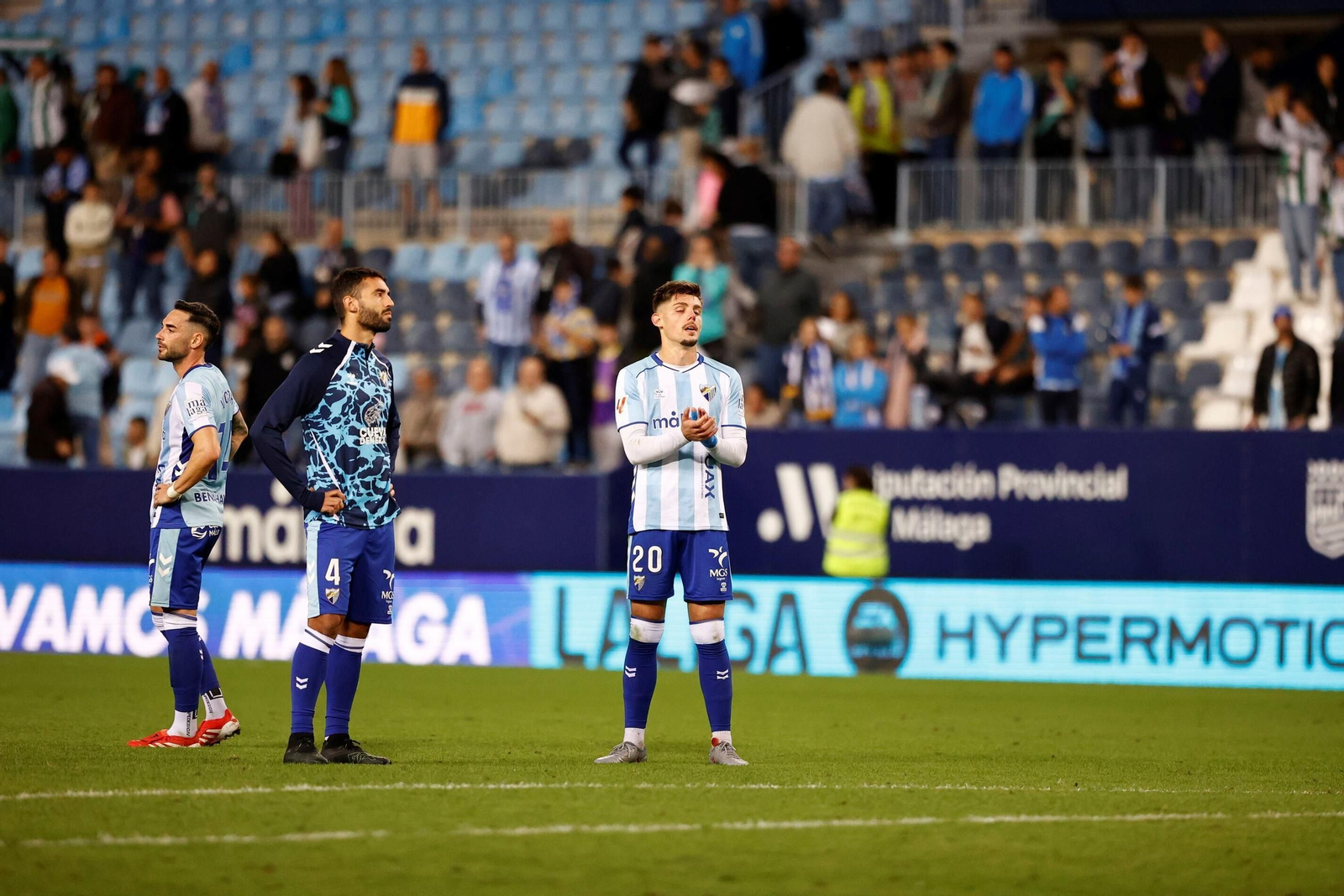 Las fotos del imponente ambiente en La Rosaleda en el Málaga - Córdoba CF