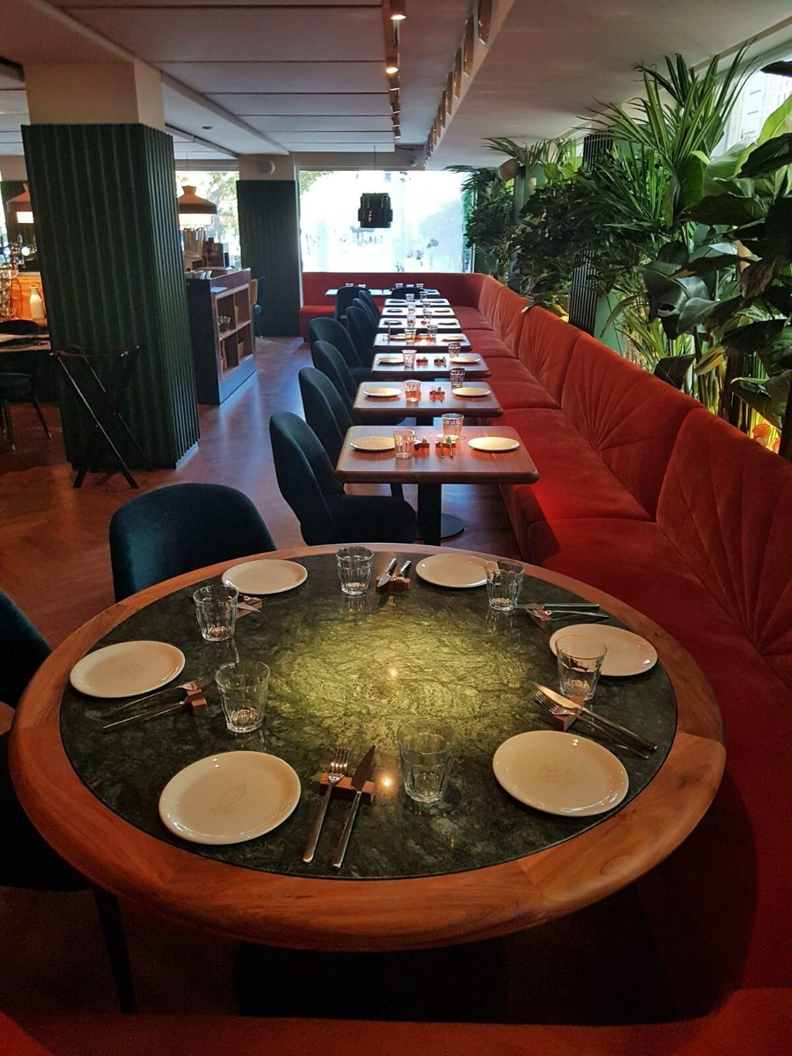 Los bajos del Hotel Inglaterran acogen al Seis Tapas Bar.