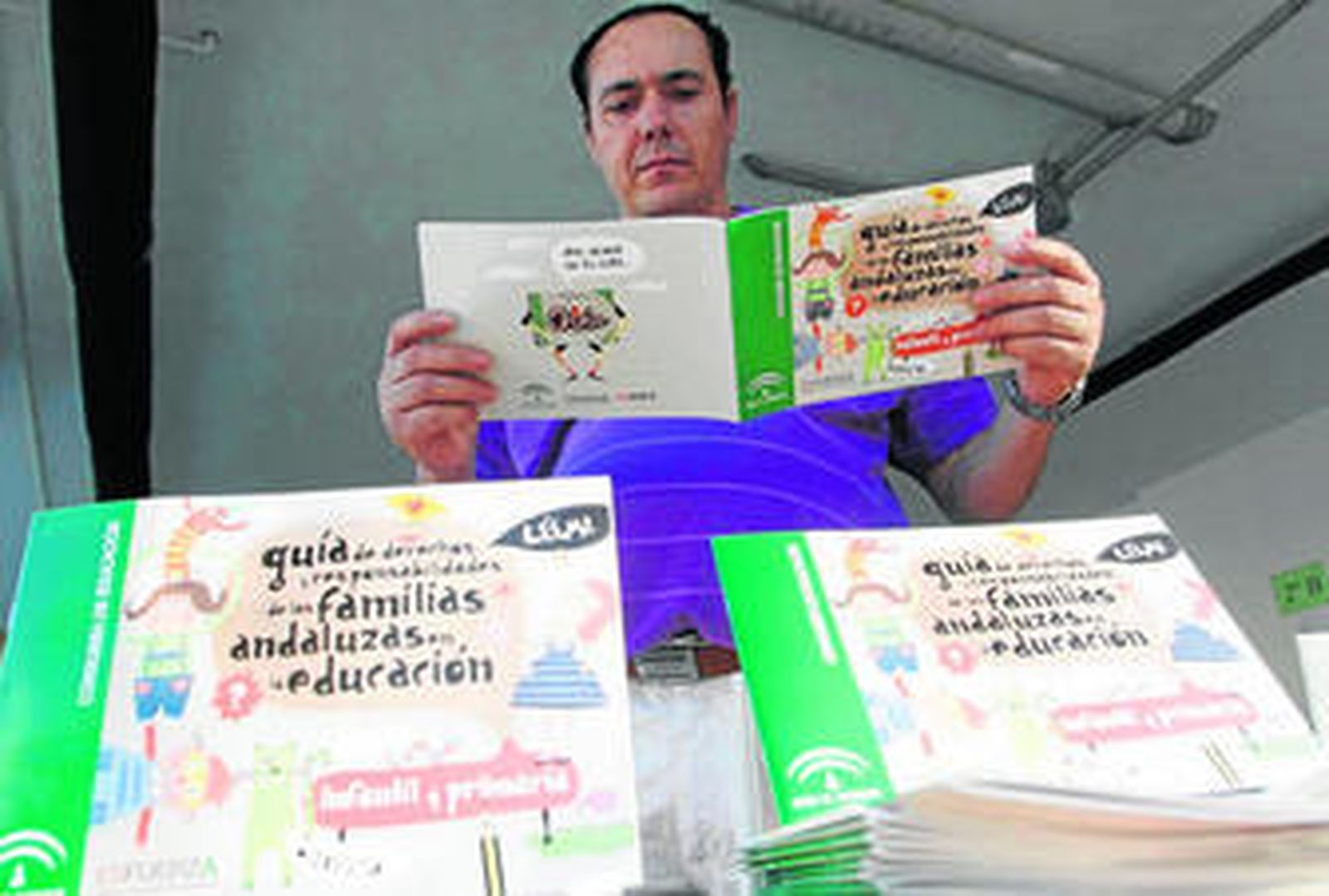 Uno de los padres ojea una de las guías en el colegio Sierra Elvira.