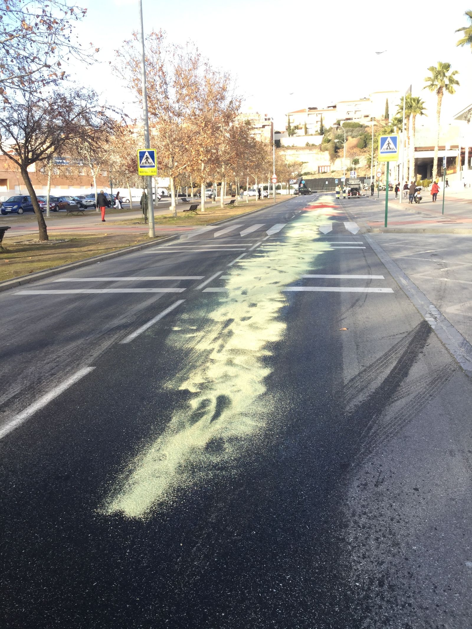 Cortado el tráfico frente al centro comercial Serrallo de Granada por gasoil en la calzada