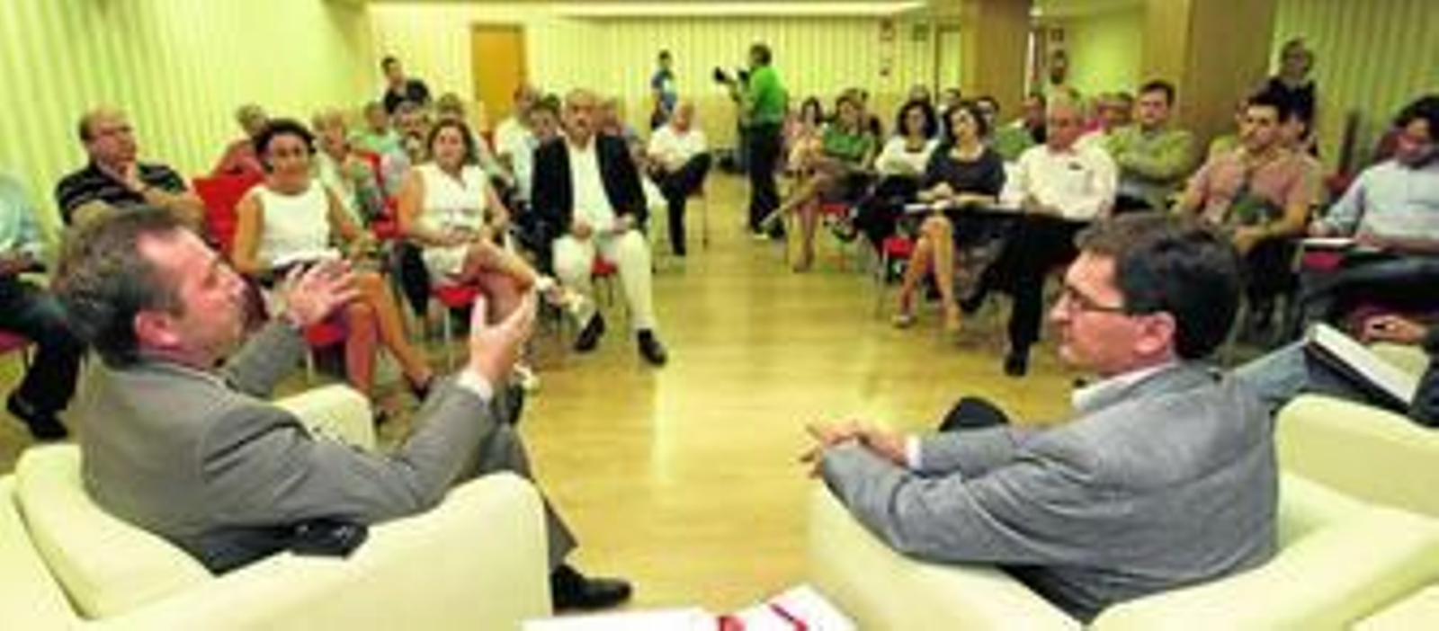 La sede provincial del PSOE acogió un foro con el secretario general, Sánchez Teruel y el consejero de Empleo, Manuel Recio, como ponentes.