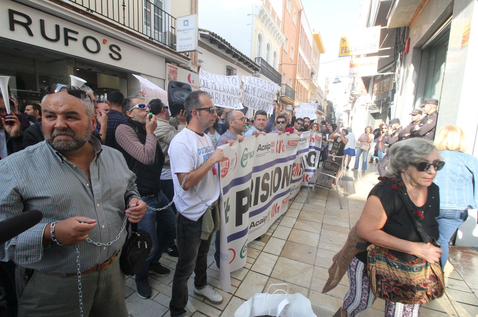 Imágenes de la concentración de funcionarios de prisión ante la subdelegación del Gobierno