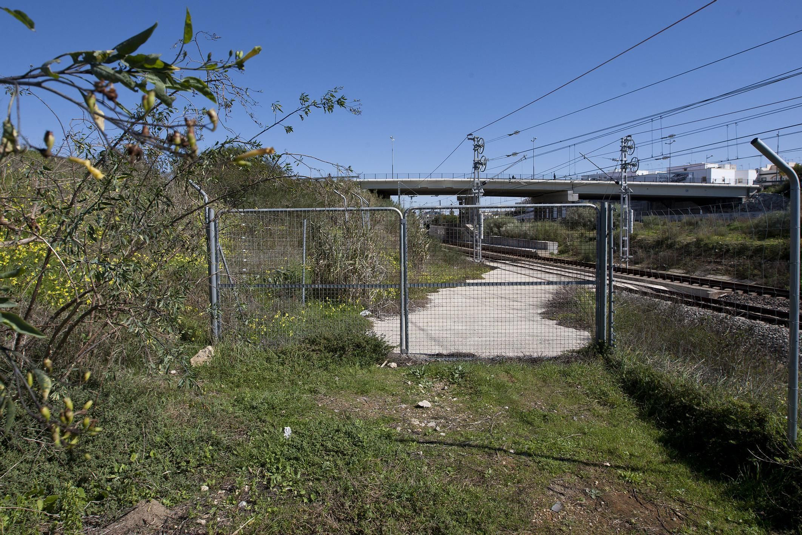 Zona por donde se crearían el acceso a Fadricas de CA-33.