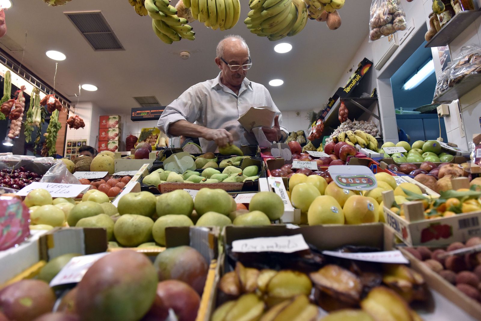 Un puesto de frutas en el Mercado de Triana.