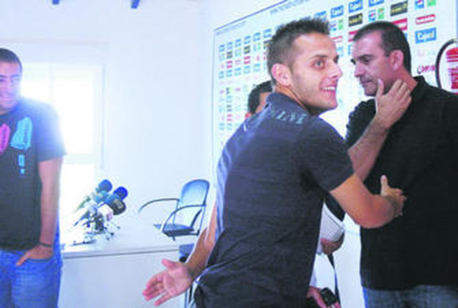 Javier Camuñas se despide del responsable de comunicación del Recreativo, Nardy Lafuente, en la sala de prensa de la Ciudad Deportiva.