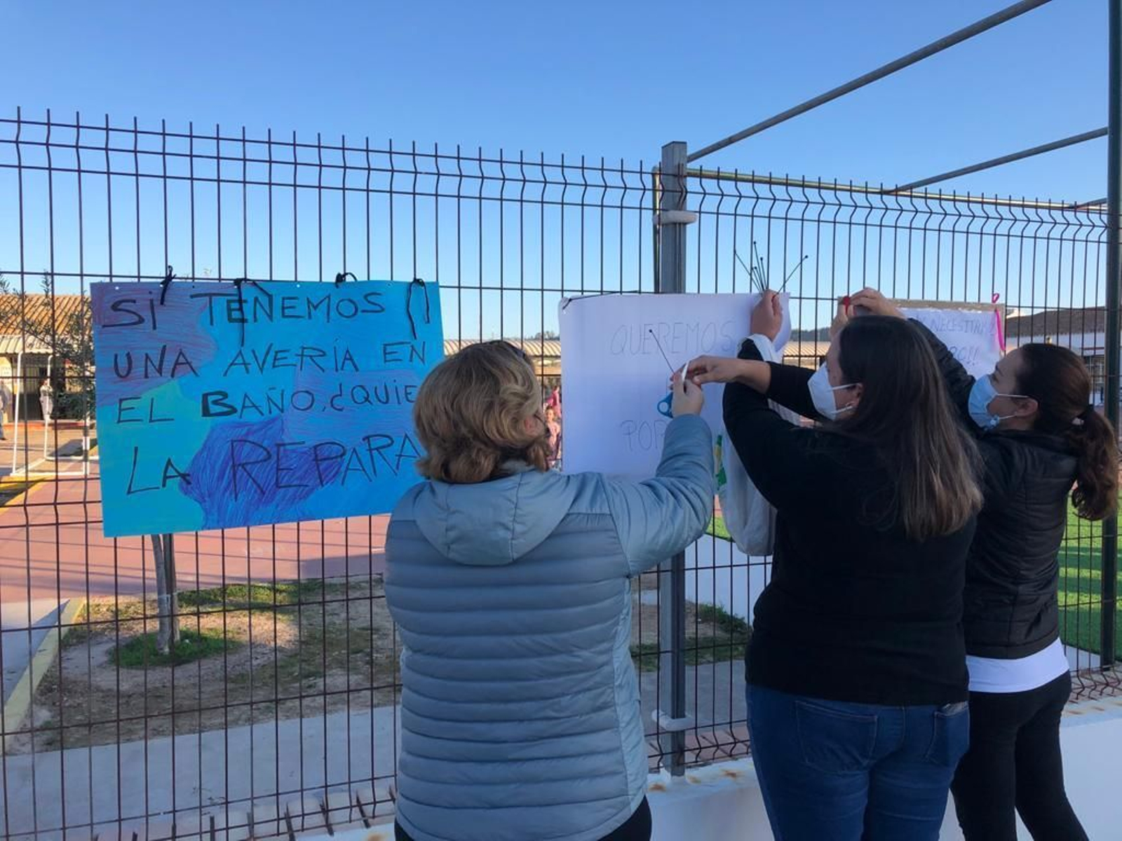 Madres de alumnos del colegio Castillo de Doña Blanca, este lunes a las puertas del centro educativo.