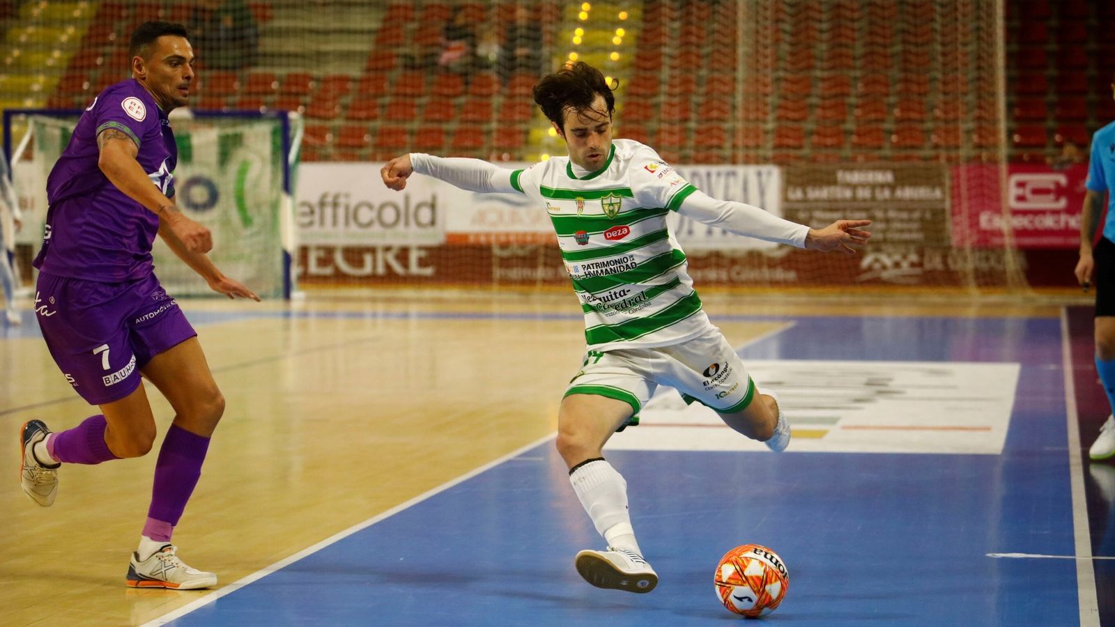 Pablo del Moral intenta sacar el disparo ante la presión de Mancuso.