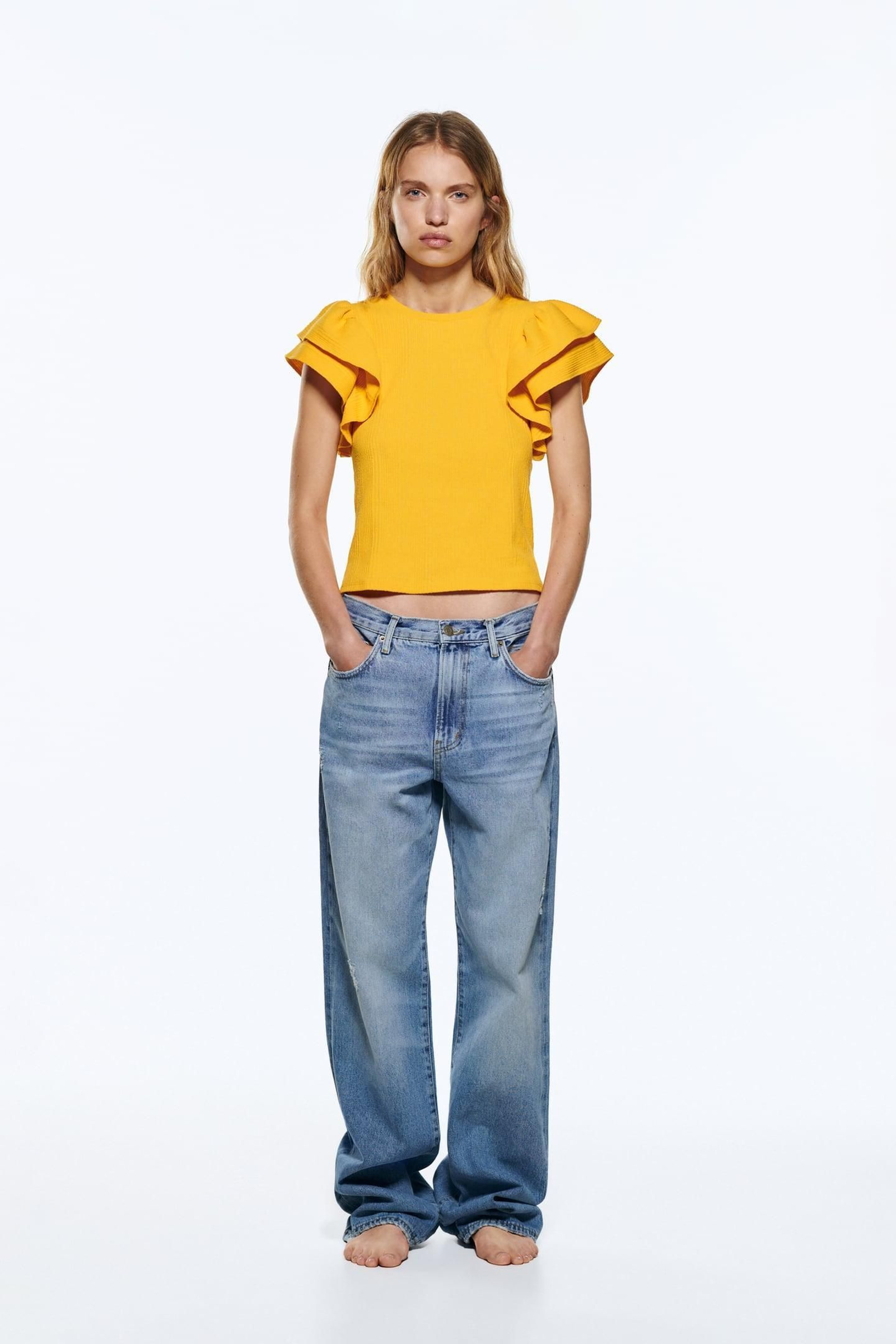 Camiseta de volantes en color naranja de Zara. Camiseta de volantes en color naranja de Zara.