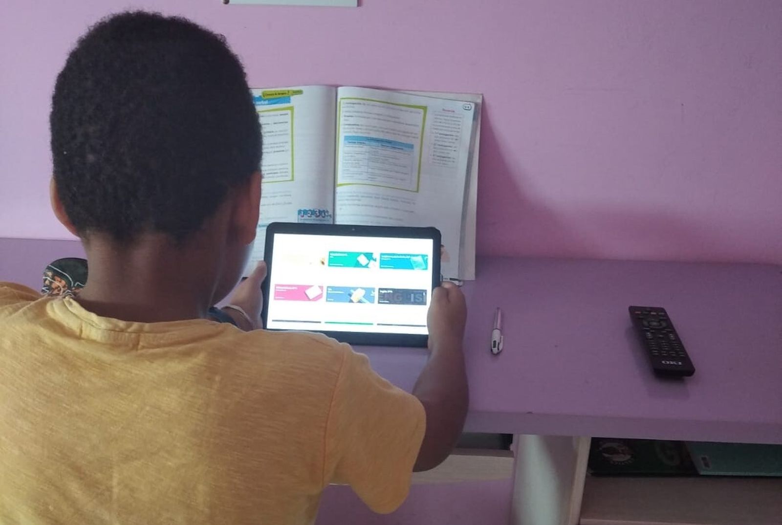 Uno de los niños a los que Acuarela de Barrios ha facilitado una tablet hace los deberes.