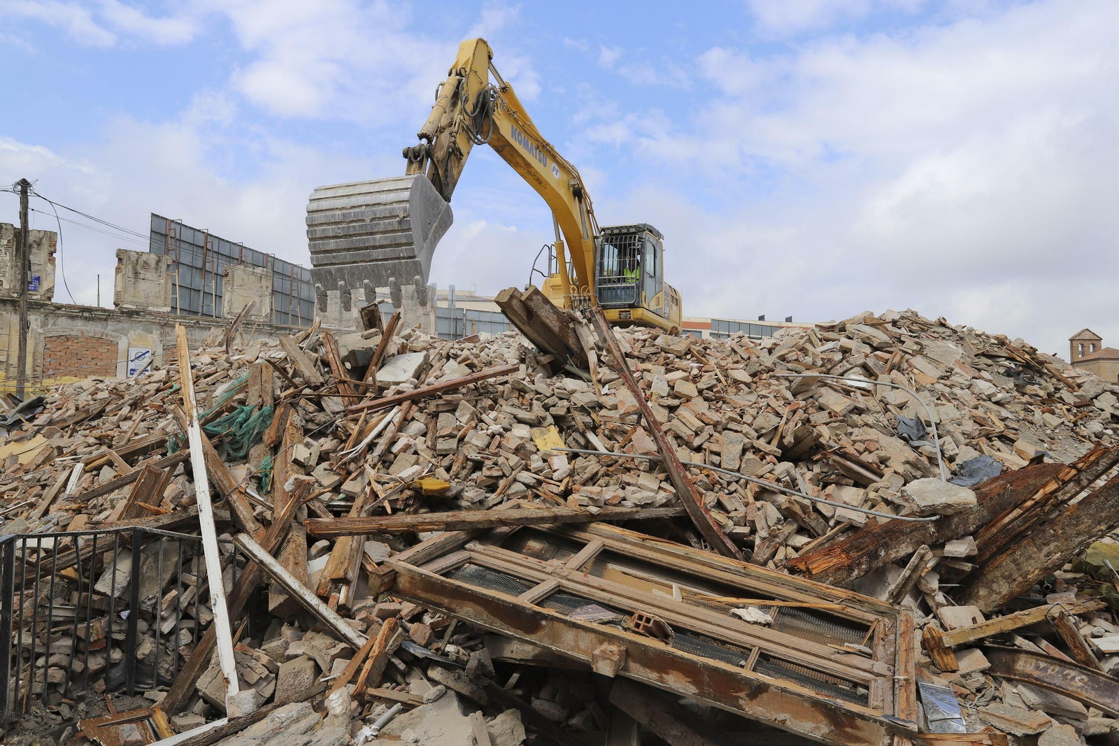 Restos de la La Mundial tras su demolición.
