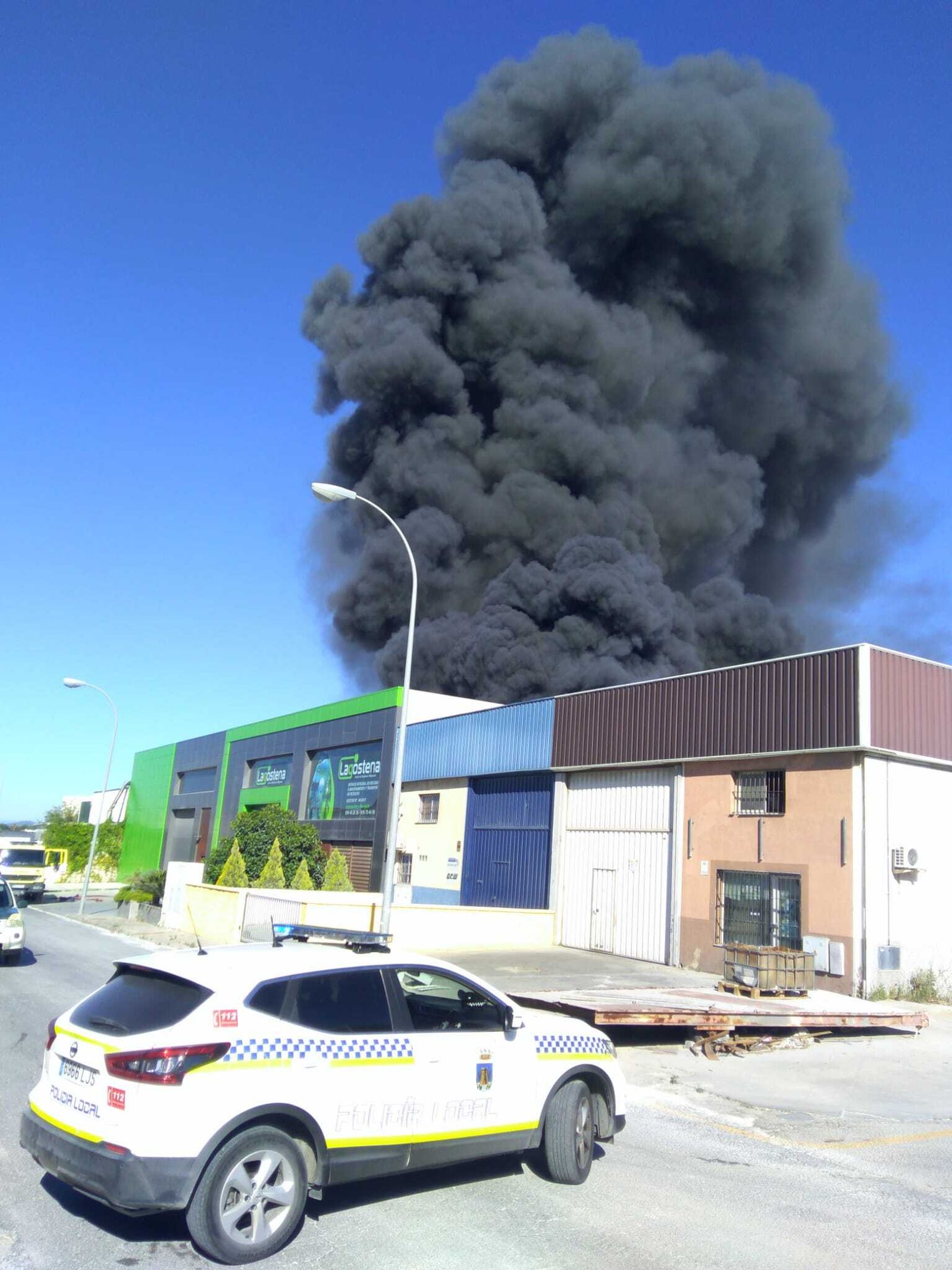El incendio ha provocado una gran humareda.