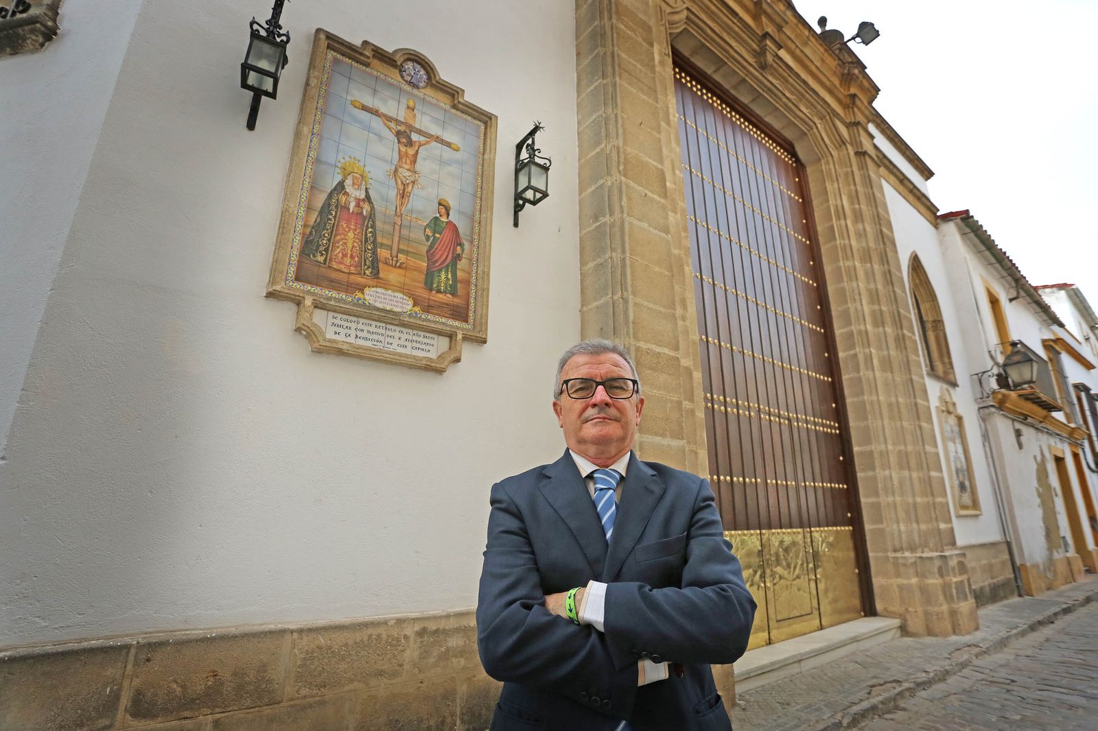 El hermano mayor del Cristo del Amor ante la capilla de la corporación del Martes Santo.