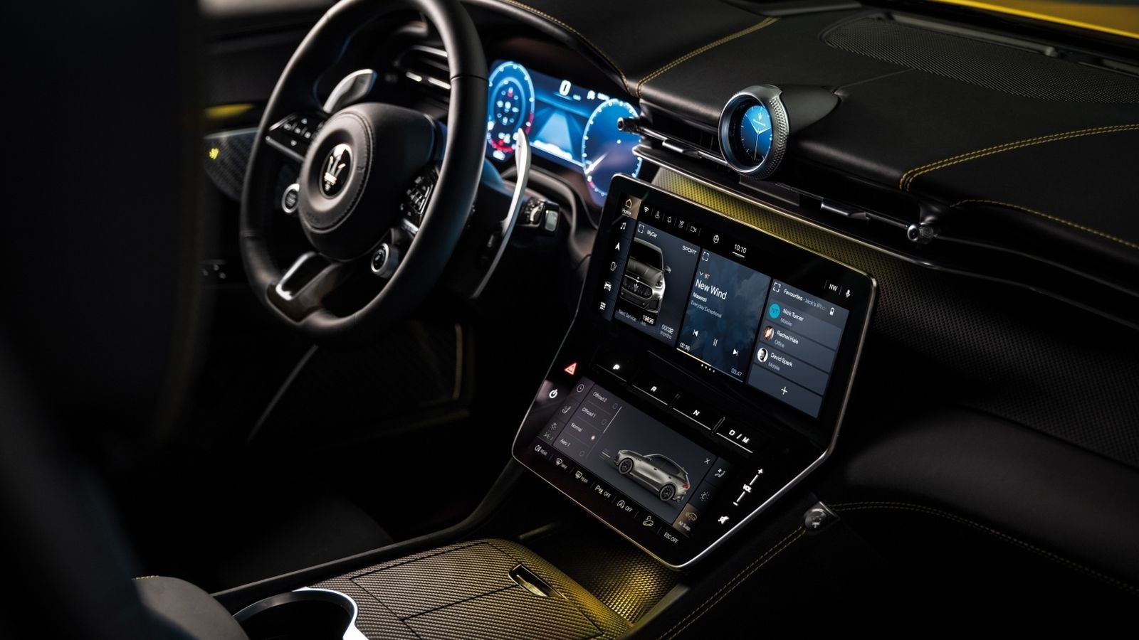 Las pantalla se adueñan del interior del Grecale, con mandos físicos reducidos al mínimo.