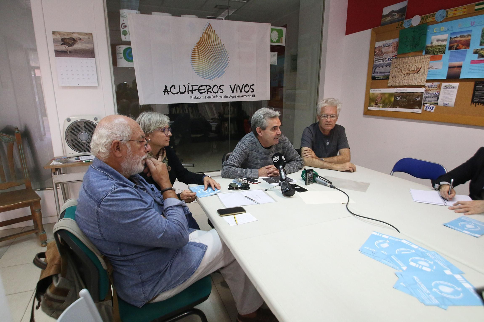 Miembros de Acuíferos Vivos, ayer, comunicando su protesta en referencia a los pozos de emergencia en Alcóntar.