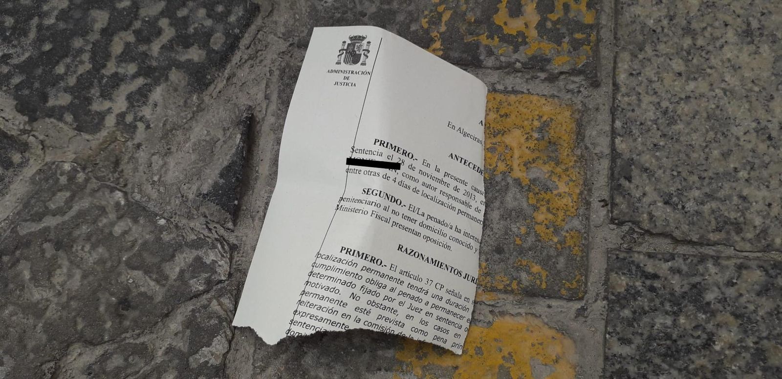 Fotos de los documentos judiciales en el suelo de la calle Ventura Morón de Algeciras