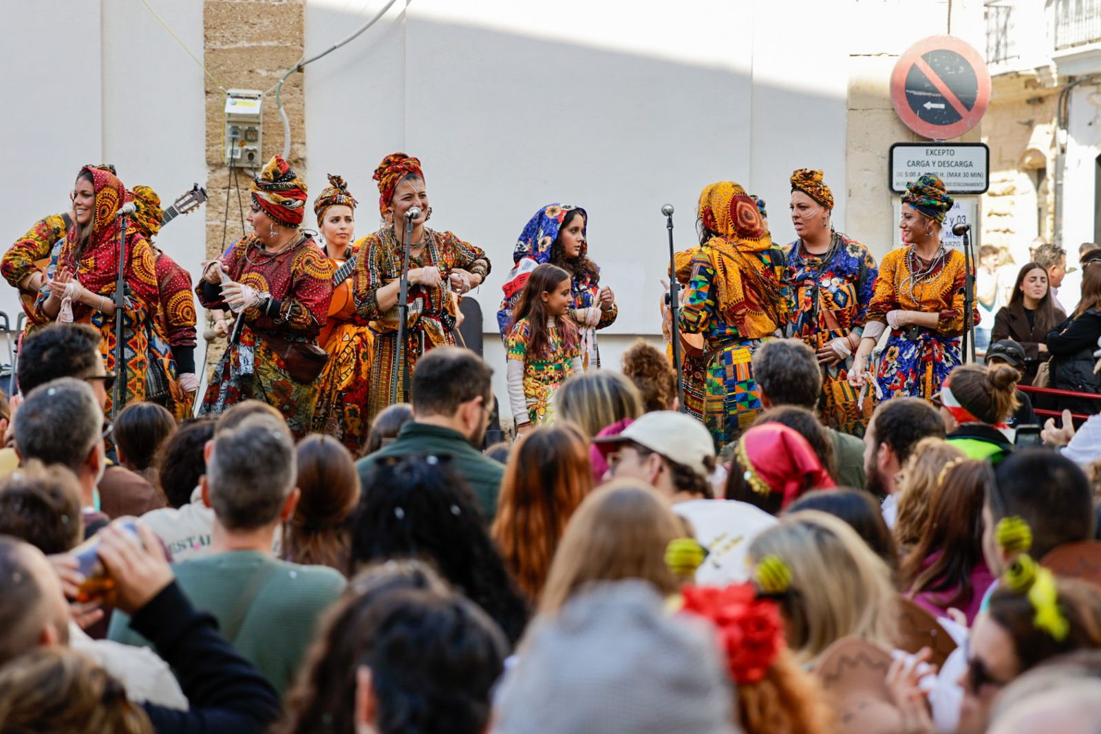 Así vive Cádiz su primer sábado de Carnaval: las imágenes de las batallas de copla y la fiesta en la calle