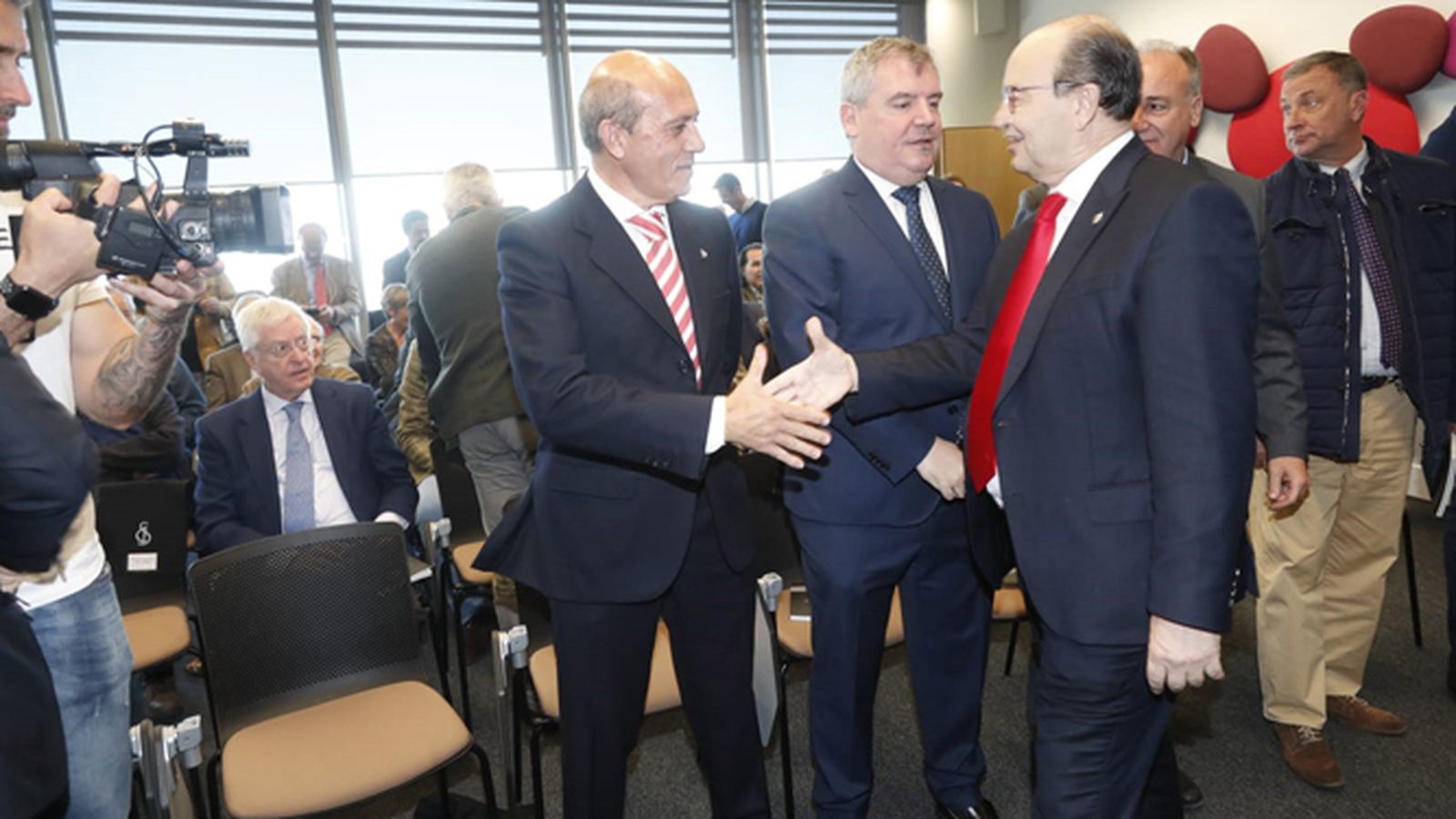 José Castro saluda a José María del Nido.