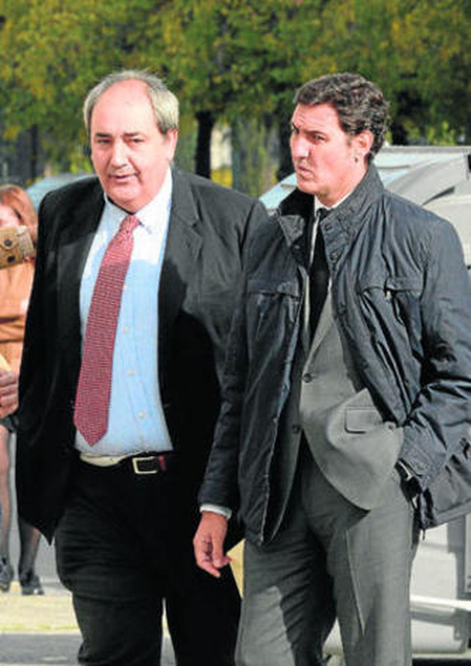 El ex concejal Francisco Fernández con su abogado, Manuel Pérez Cuajares, a las puertas de los juzgados.