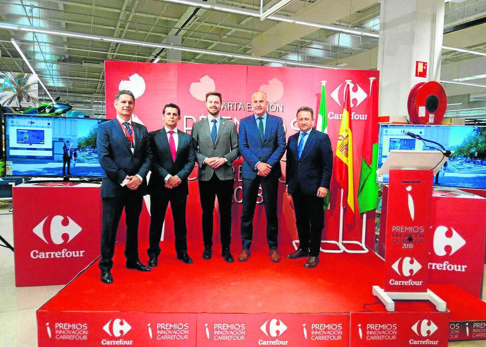 Representantes políticos y de Carrefour posan durante la presentación de los premios.