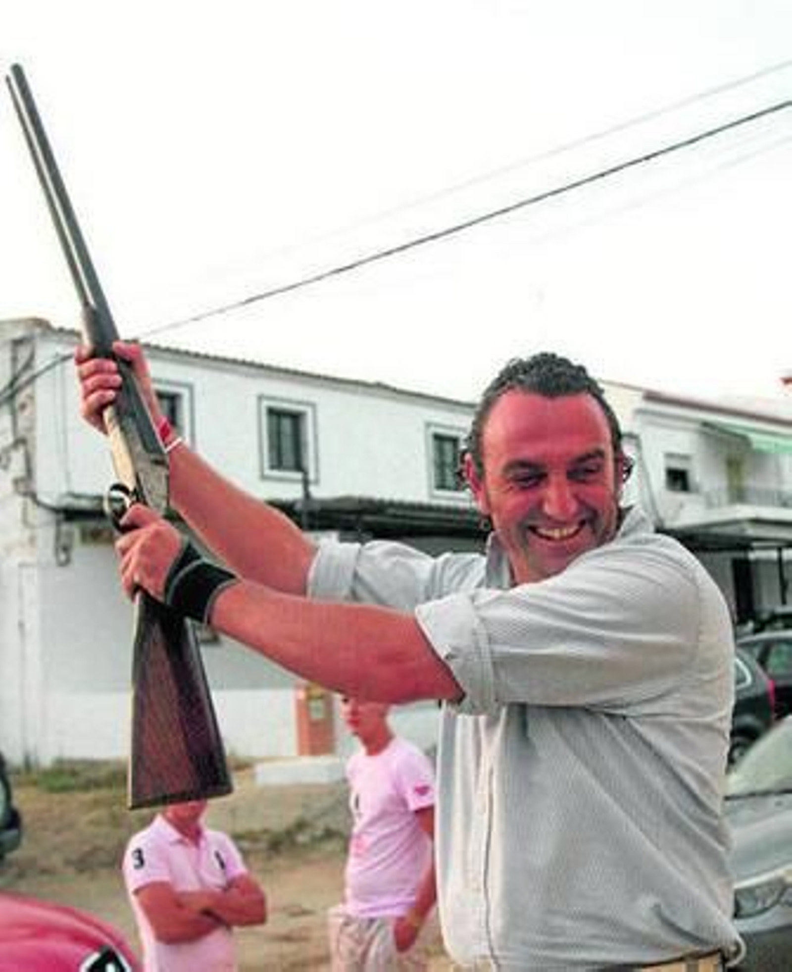 1. La pólvora se ha hecho un hueco en El Rocío. Anuncia que la Blanca Paloma se marcha a Almonte. 2. Carrera de cintas en las horas previas a la salida. 3. Fieles y devotos acuden a la ermita para orar y acompañar a la Señora. 4-5. Cientos de personas se agolpan junto a altar, mientras los más jóvenes conocen la tradición.