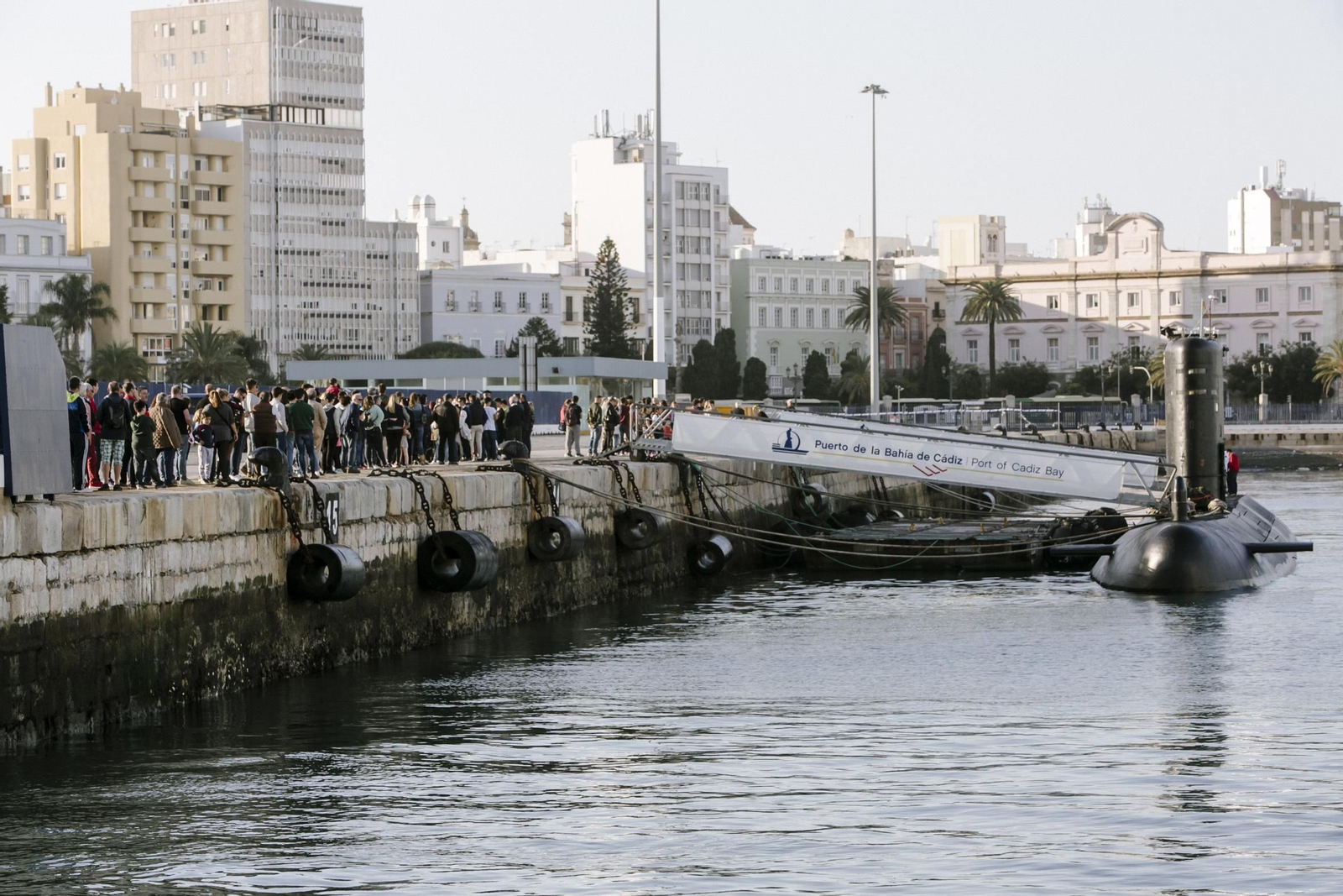 Imágenes de la visita al submarino "Mistral" atracado en Cádiz