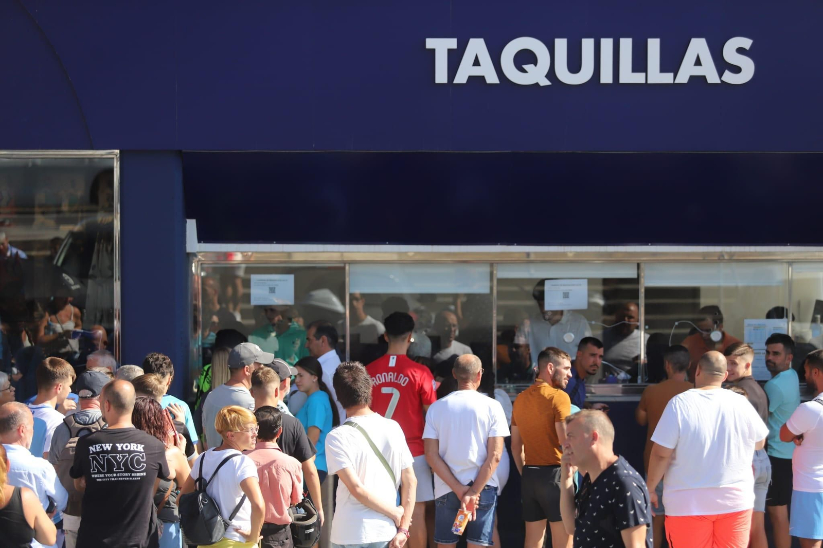 Multitudinarias colas en La Rosaleda por la campaña de abonos