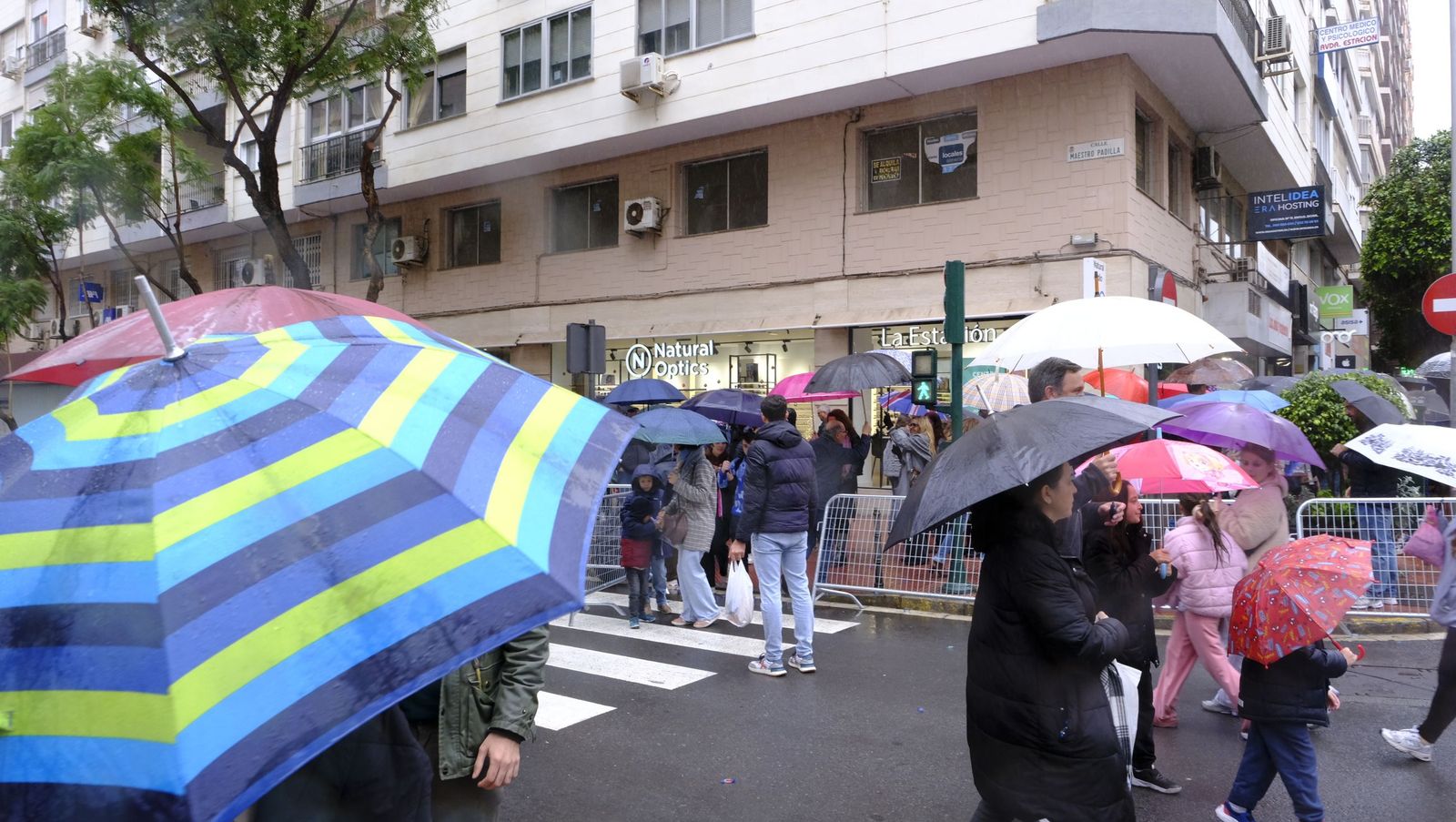Fotografías de la cabalgata de los Reyes Magos pasada por agua en Almería
