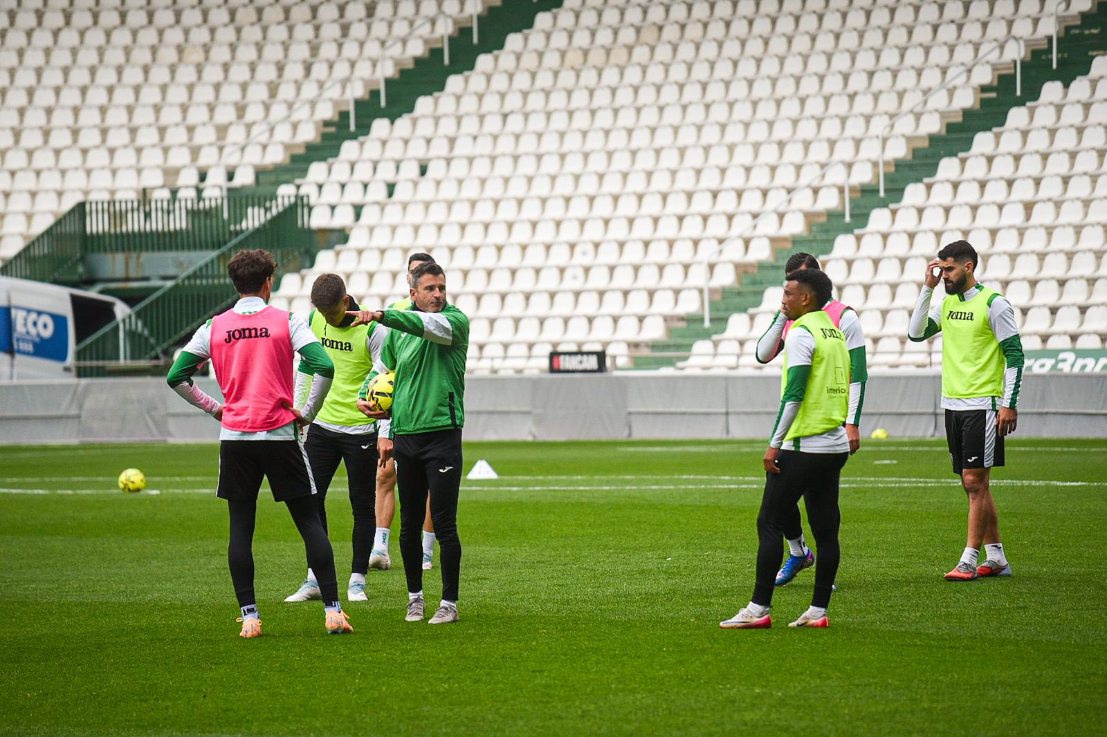 El Córdoba CF se deja querer por su afición en el Día de Año Nuevo: las fotos del entrenamiento de puertas abiertas