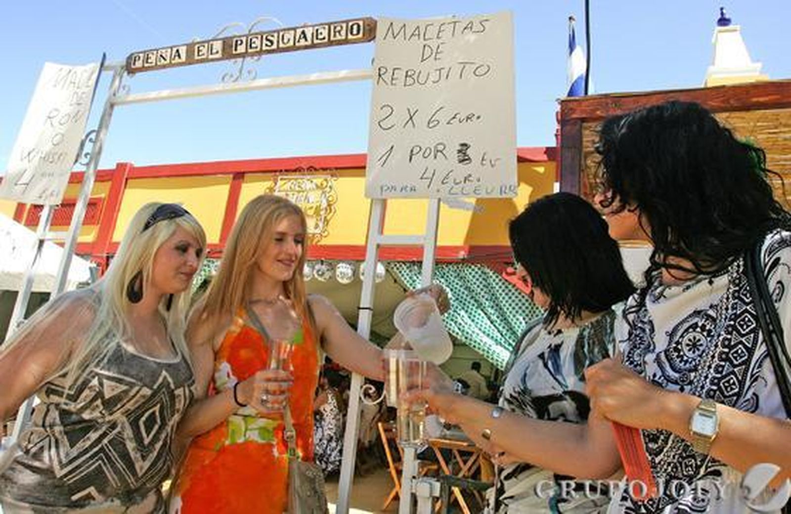 En la caseta de la peña 'El Pescaero', un cartel anuncia su oferta de ‘rebujito

Foto: Pascual