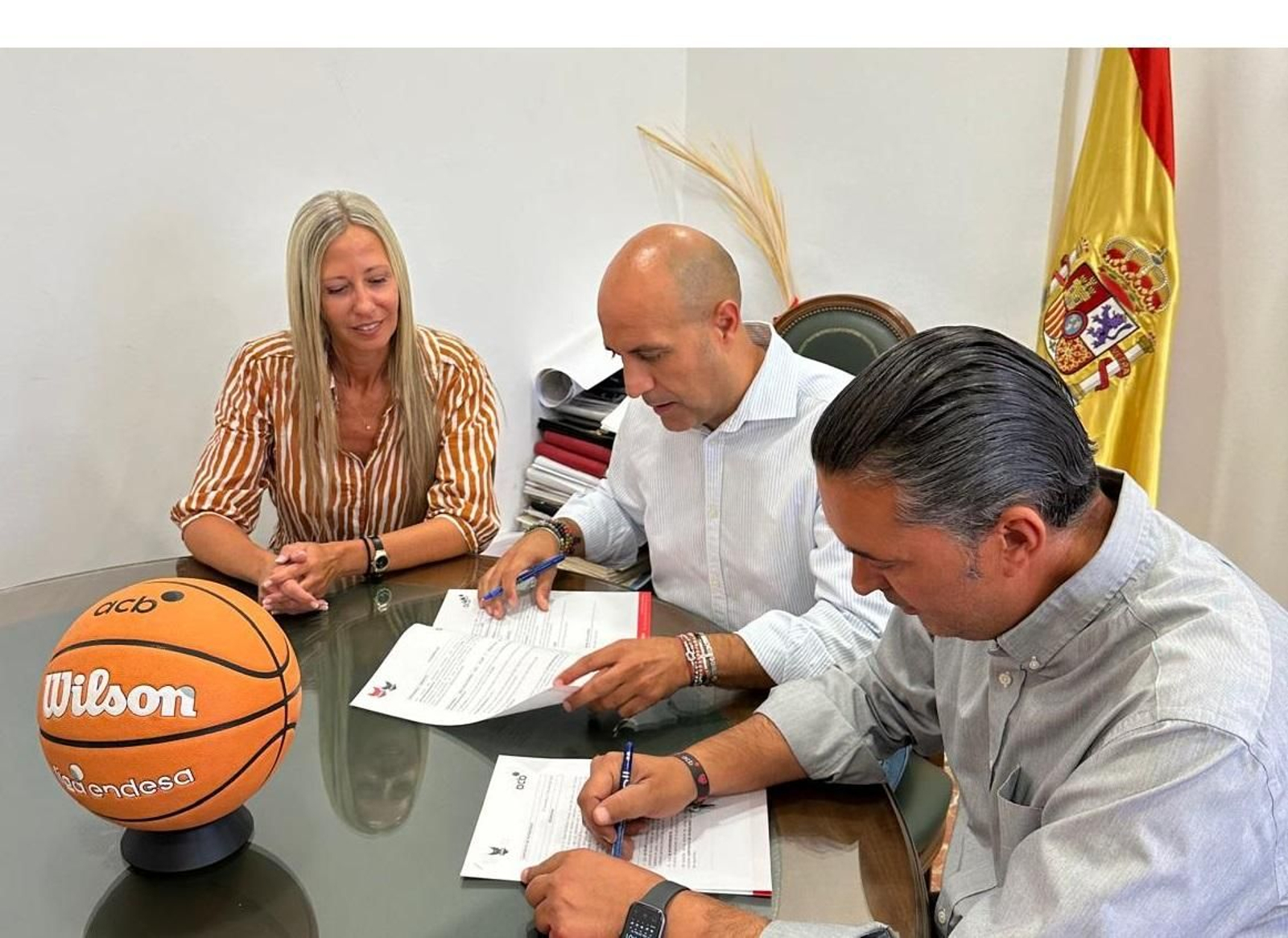 Momento de la presentación del acuerdo. Momento de la presentación del acuerdo.