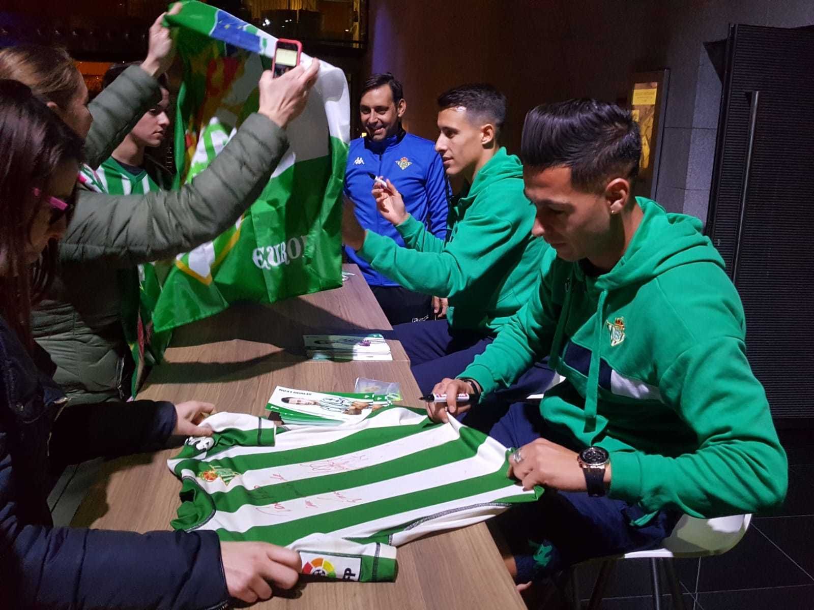 Sergio León y Tello, durante el acto de firmas con los aficionados béticos.