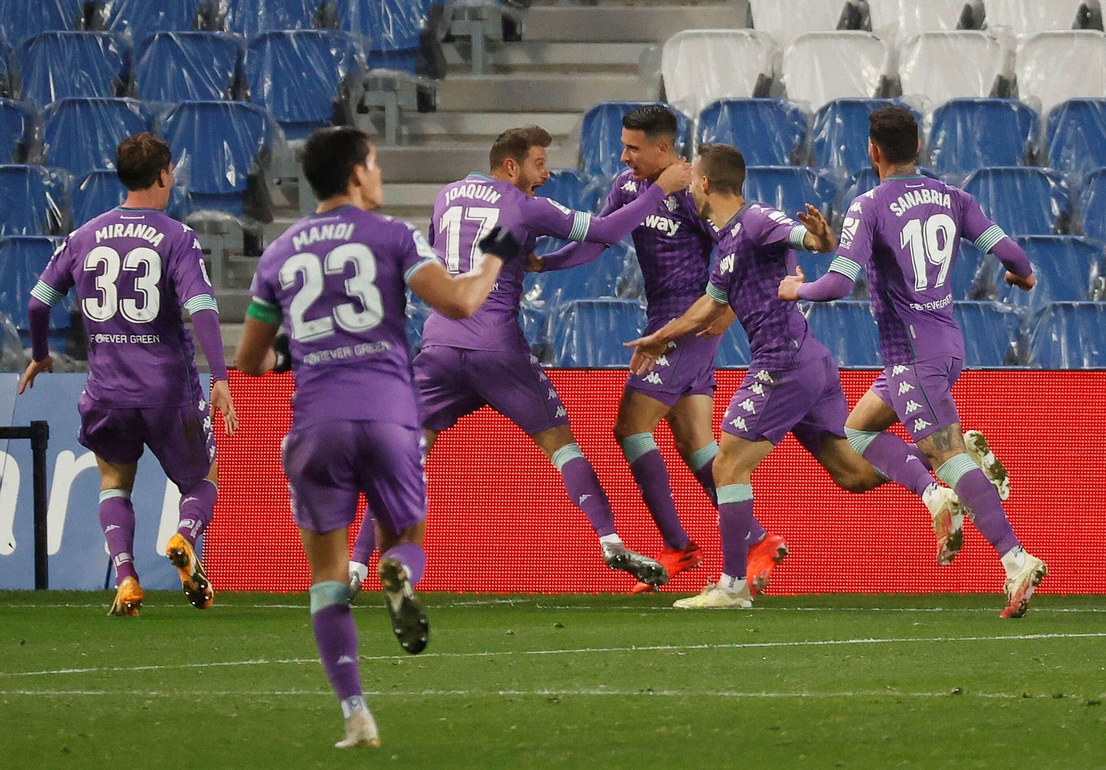 Joaquín, Tello y Canales celebran el 2-2.