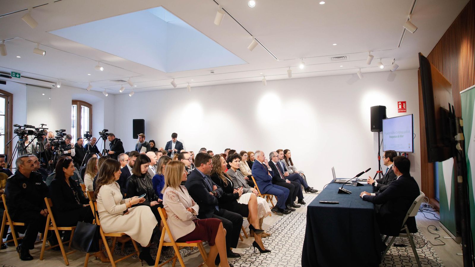 Autoridades locales y colectivos profesionales han acudido a la presentación del proyecto.