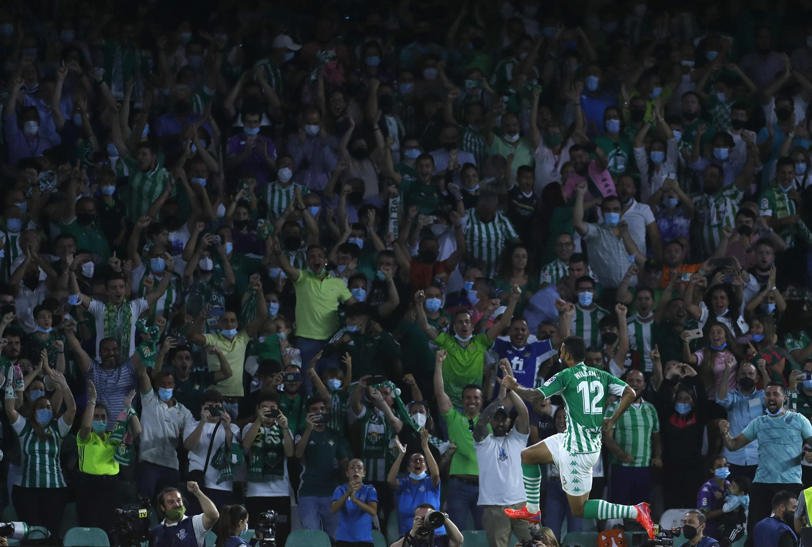 Los aficionados del Betis celebran el gol de penalti de Willian José.