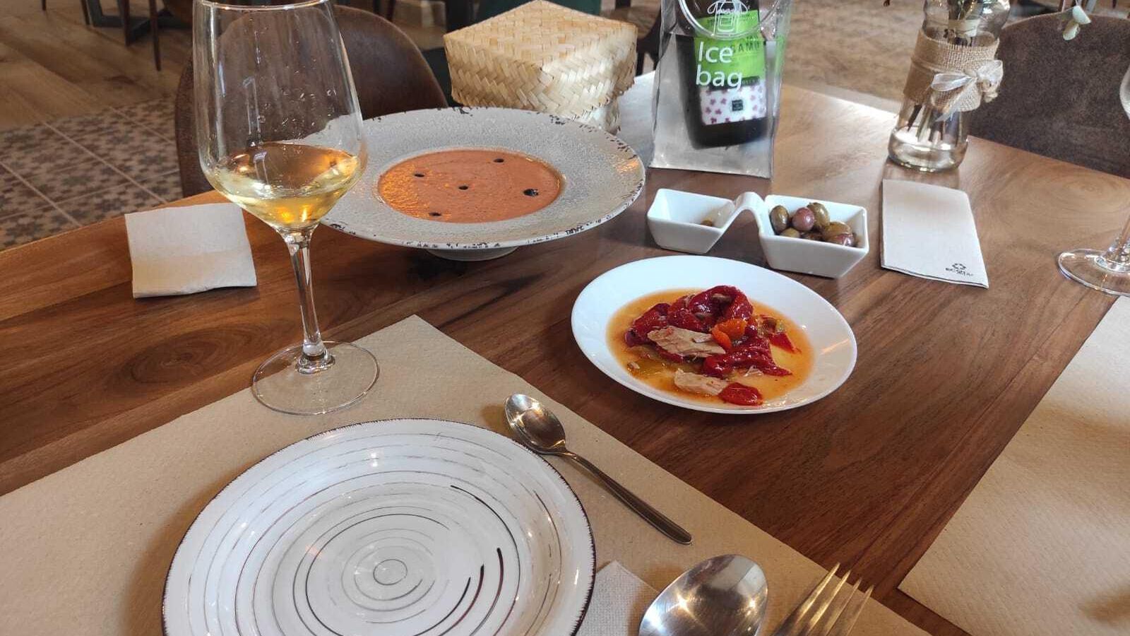Entrantes: salmorejo de frutos rojos y picadillo de pimientos con ventresca de atún. Vino 'Viñagamo blanco joven', de Bodegas del Socorro, en Rociana del Condado