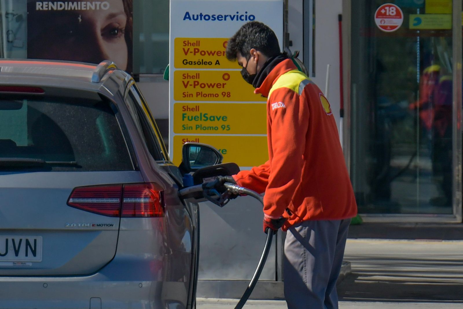 Un hombre reposta en su automóvil en una gasolinera