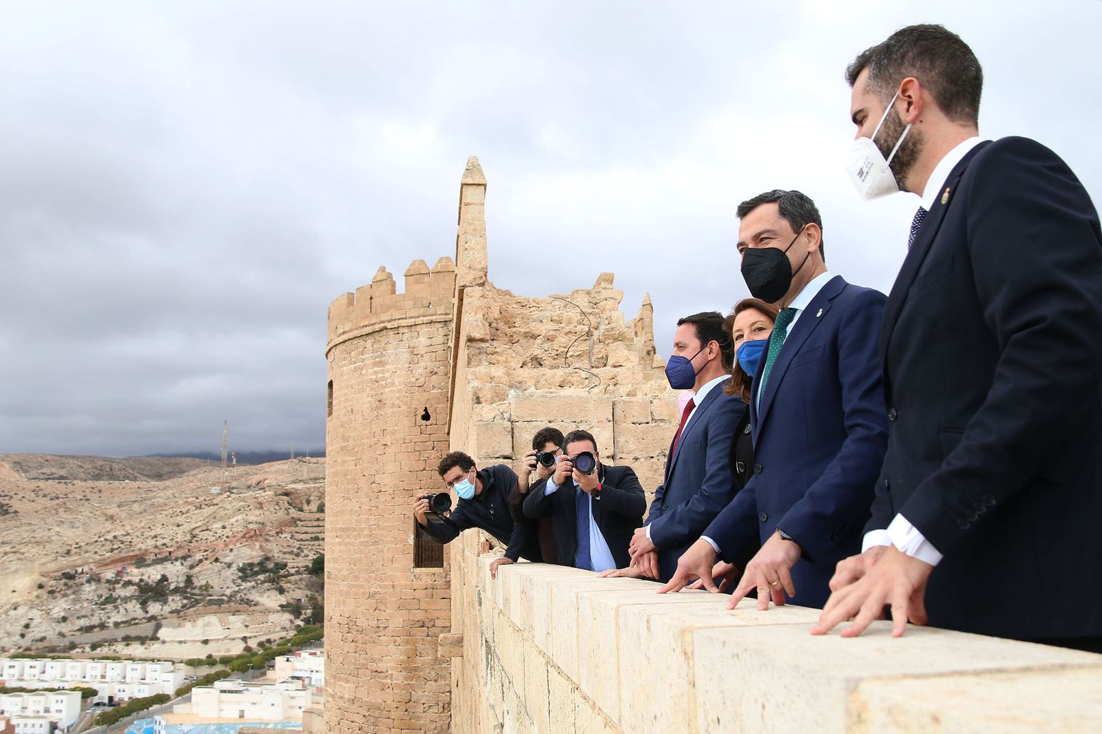 Moreno, junto a Fernández-Pacheco, Carmen Crespo y Javier A. García, contempla las vistas desde la Alcazaba