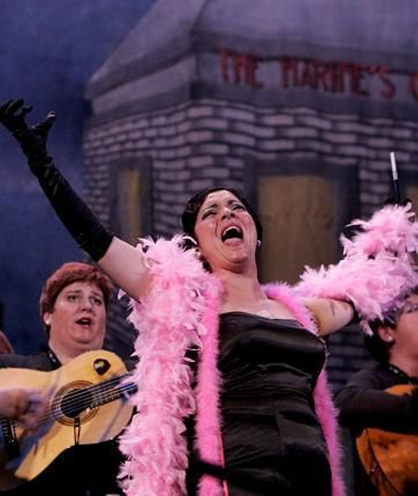 La comparsa femenina Las damas de la noche. 

Foto: Lourdes de Vicente